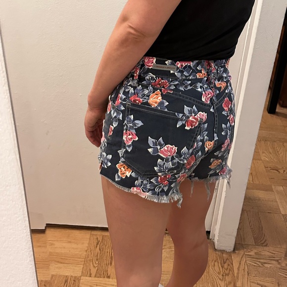 Citizens of Humanity denim floral shorts, size 27 - Picture 6 of 7